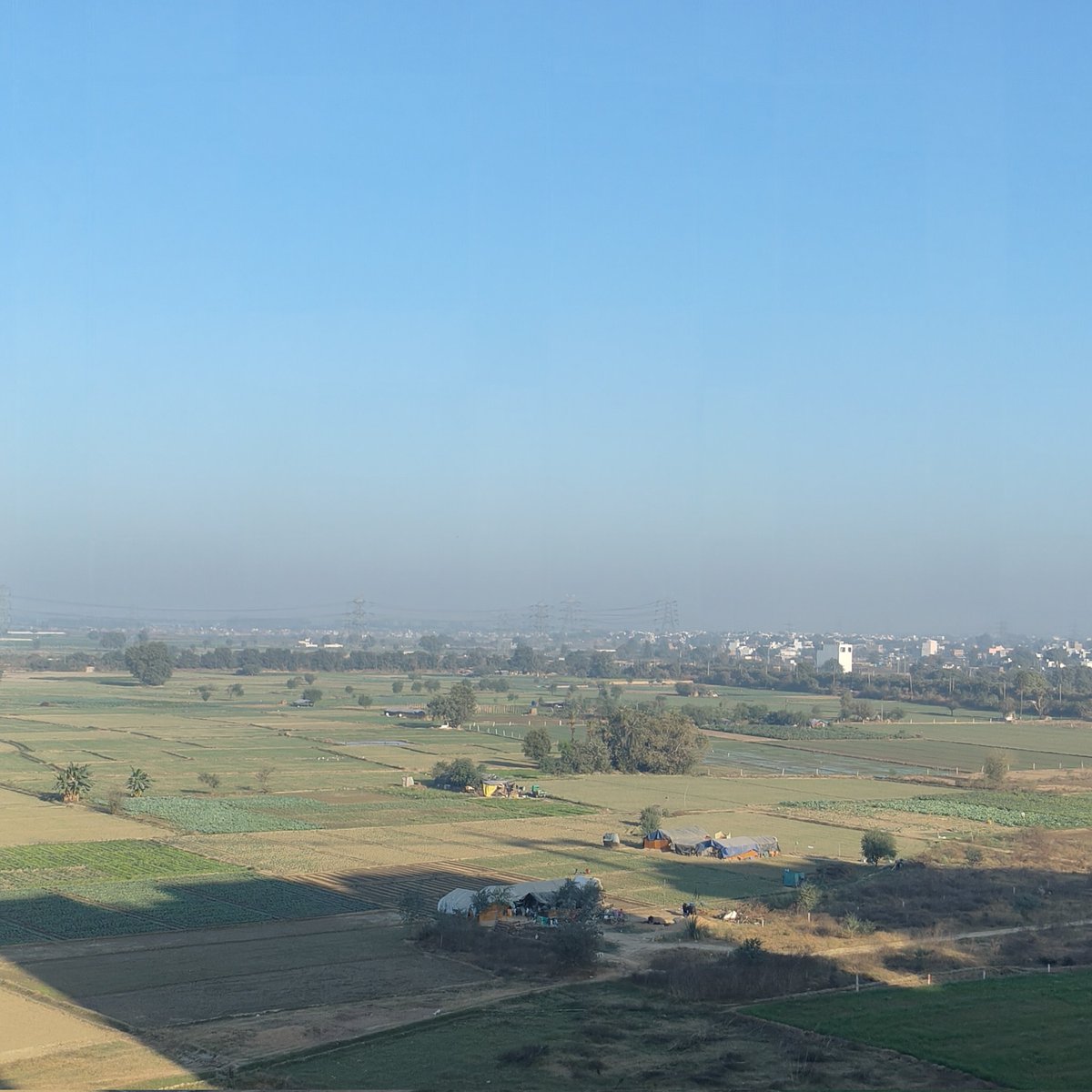 kapsology's tweet photo. View 1: When stubble burning was on peak. 

View 2: Stubble burning reduced.

Over to the next round of annual pollution emergency in November 2025. https://t.co/HAkkU0VUMg