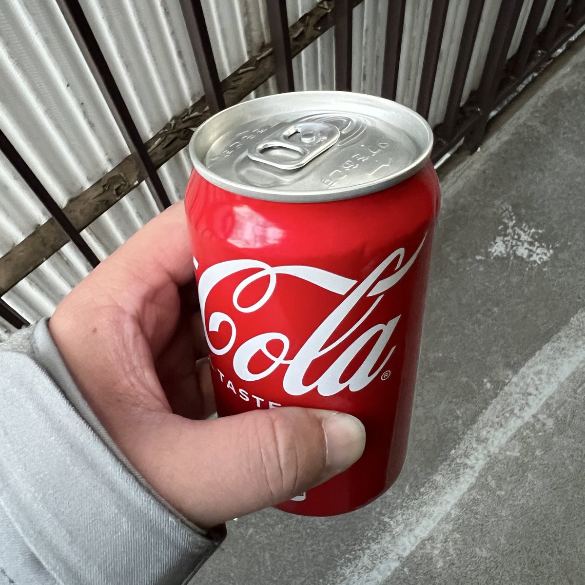 sukeyoshiharu's tweet photo. 暖かいコーラが出てきた💦
缶がパンパン💦 https://t.co/TTBZnraw9O