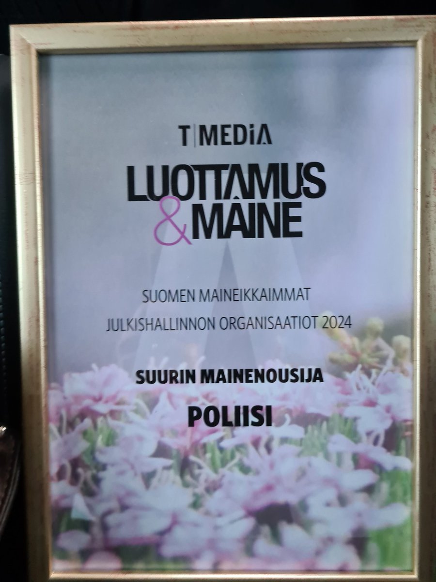 T Median Luottamus ja Maine tutkimuksessa poliisi oli suurin nousija. Loka-marraskuussa 10.000 ihmistä osallistui tutkimukseen. Toimitin <a href="/PoliisiHelsinki/">Helsingin poliisilaitos</a> kenttäjohtajalle palkinnoksi saamamme kukat ja suklaarasian vietäväksi etulinjan poliisien taukohuoneesen. #Poliisi #Asukkaat