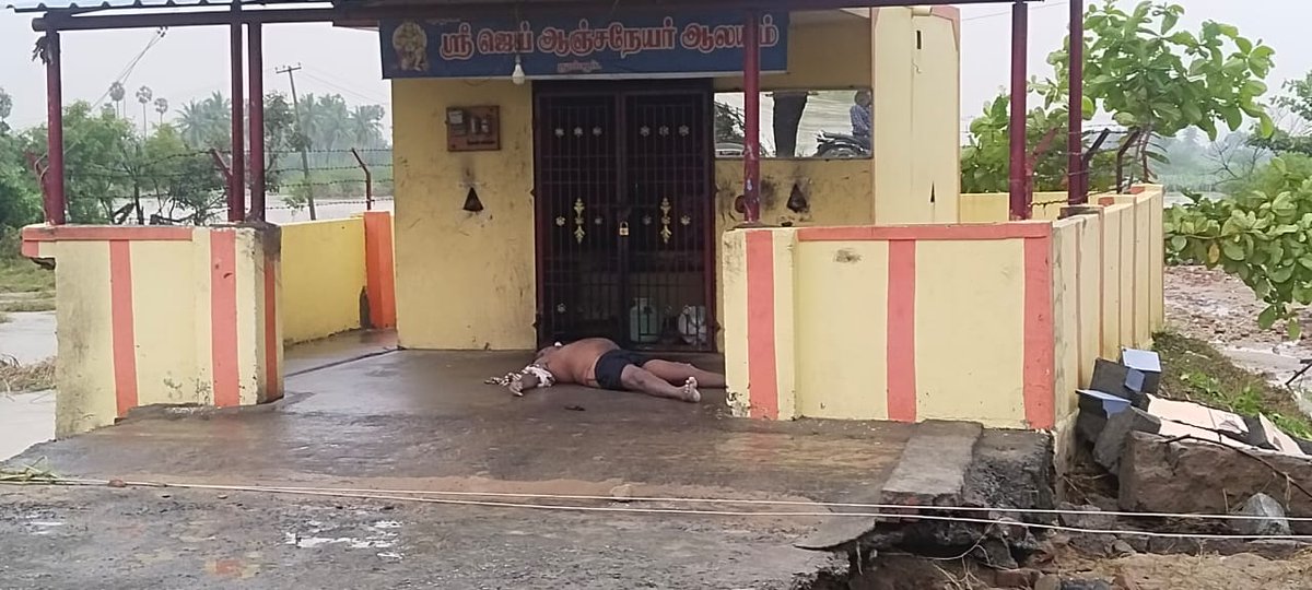 KovaiSathyan's tweet photo. விழுப்புரம் விக்கிரவாண்டி டாஸ்மாக் ஊழியர் திரு.சக்திவேல் டாஸ்மாக் பணிக்குச் சென்று இரவு திரு��்பும் போது தும்பூர் ஏரி உடைந்து ஏற்பட்ட வெள்ளப்பெருக்கில் சிக்கி பலியாகி 2 நாட்கள் ஆகிறது. 

விஷ சாராயம் குடித்து இறந்தால் 10 லட்சம். சக்திவேல் குடும்பத்தினர் கதி???

#கையாலாகாத_திமுக https://t.co/GYR1arwrWw
