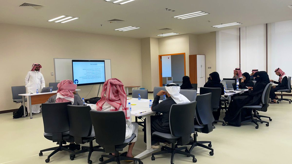 بفضل الله انطلق اليوم الأول من دورة:
إنشاء وتصميم قواعد البيانات
باستخدام #MySQL

والتي ينظمها
#مجتمع_عسير_للمصدر_المفتوح
ويقدمها م. سلطان الأسمري.
لمدة ٣ أيام ..

وسط أجواء مليئة بالحماس والشغف ✨