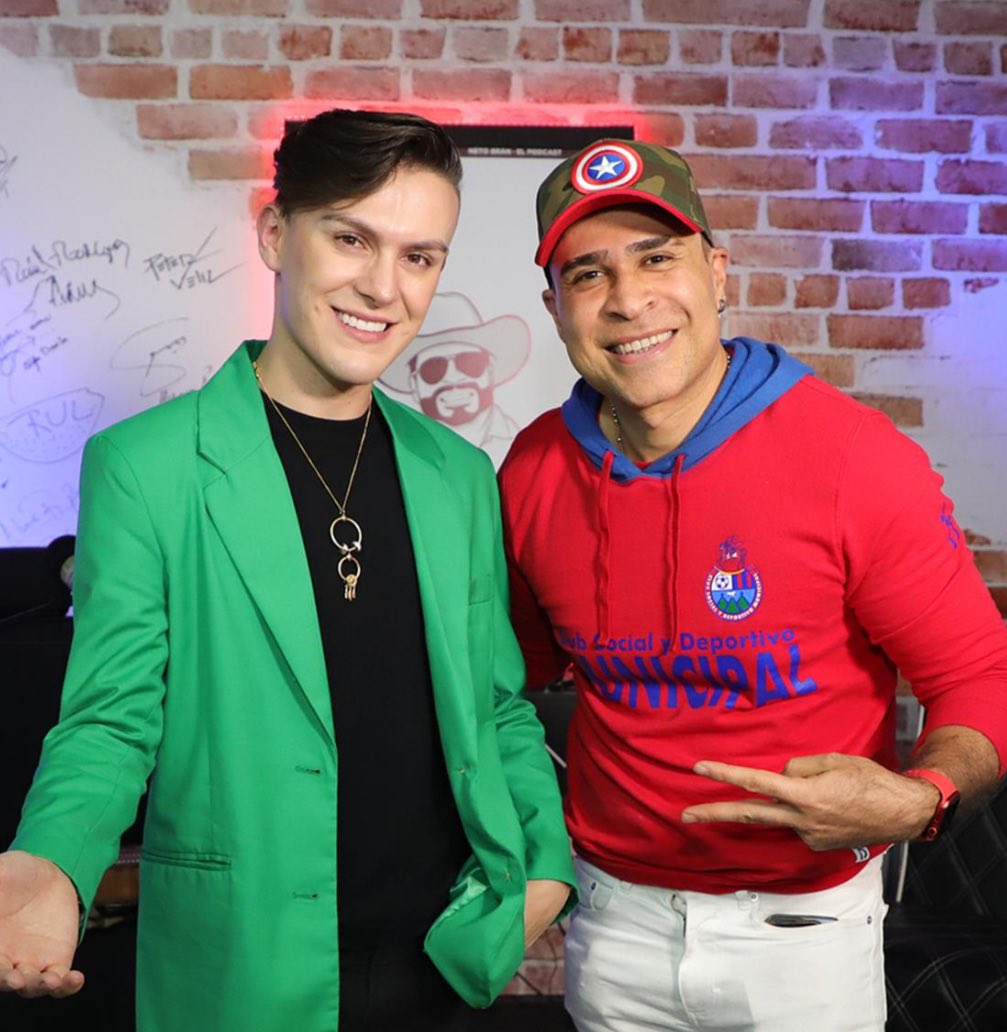 Tu tío llegando con su Roomie a la cena de navidad 🎄