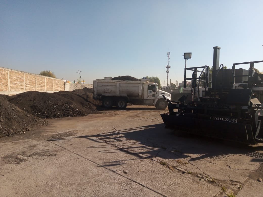 GoVictorh's tweet photo. @afloresnava @elvallemexico @TolucaGob @ContraloriaGEM @delfinagomeza @JuanMacciseOfi @vecinosportol @VioletaHuertaL @PepeNader @carlosalazraki @OSFEM_oficial @Marielarmora Hablando de reciclado, a @angiemoyam de @SoyNaucalpan se le dejo listo para operar un tren completo de reciclado sin adición de nueva, lo abandono a la rapiña, el equipo imagen 3 pudo reciclar todo el material que se ve y más, imaginan el ahorro que perdio @GobNau ? @isaacsolar https://t.co/bRaMzpDolC