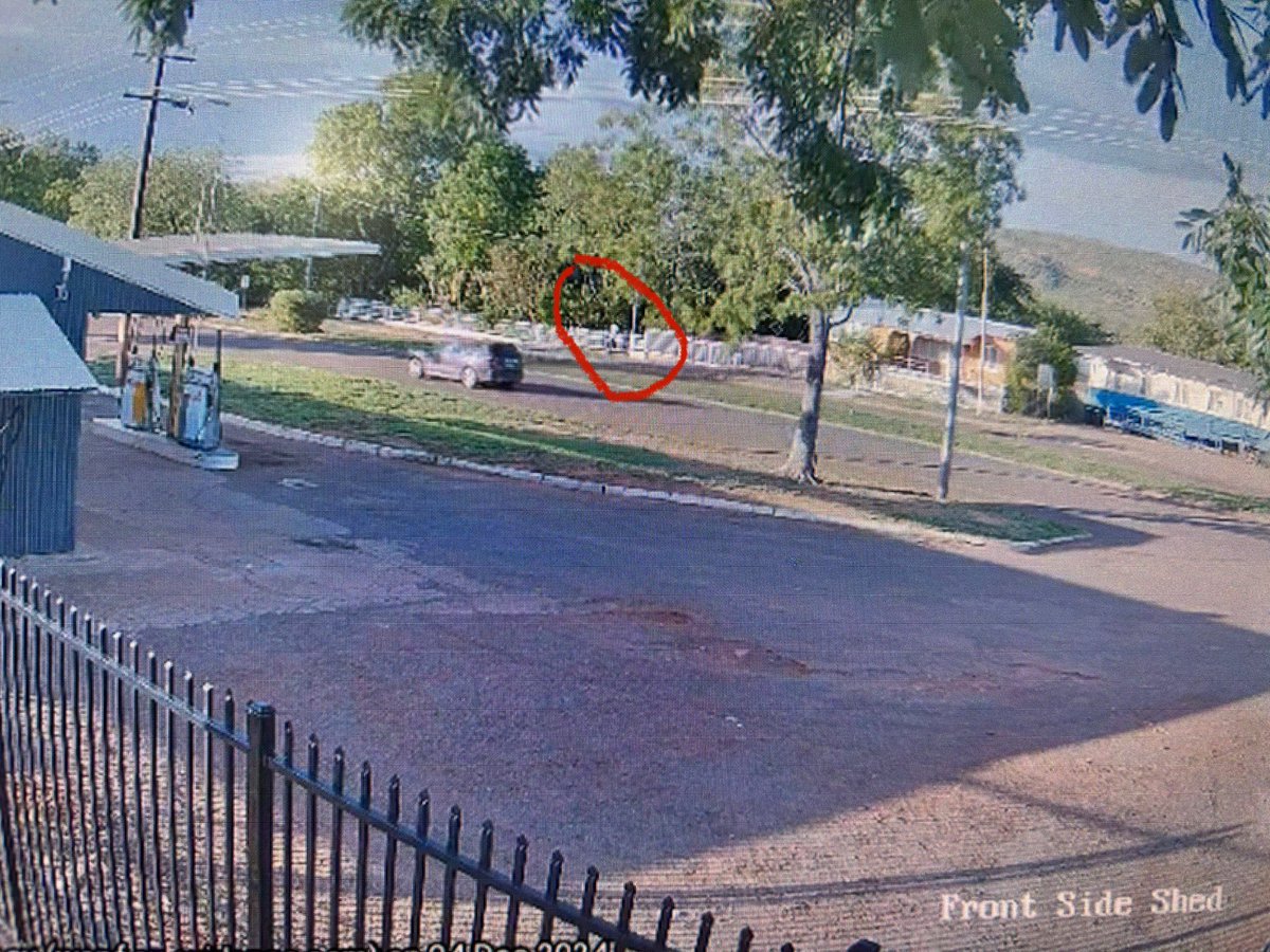 WyndhamPol's tweet photo. Do you recognise this car? If you do, are the owner or were the driver of that vehicle on Saturday 30 December about 5.10pm, directly opposite the Kimberley Motors service station please contact Wyndham Police as you may have been the witness to a burglary #fb https://t.co/oNM1O5pzuG