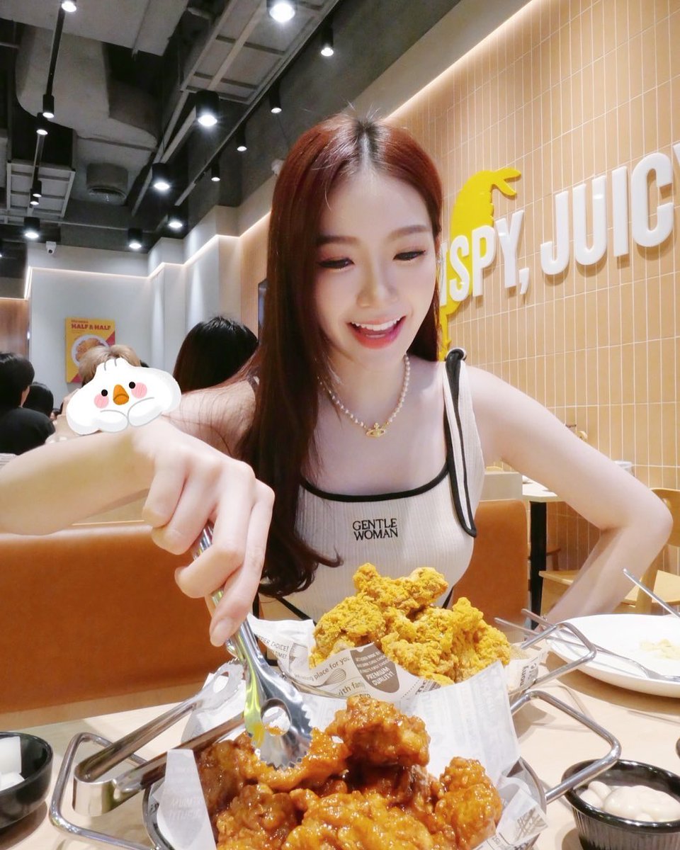 stangtari_thfc's tweet photo. 20241204 IG Post Update :
🐣 ขอบคุณทางร้าน BHC Chicken ที่ชวนสตางค์ไปทางไก่ทอดอร่อยๆนะคะ บอกเลยว่าฟินสุดๆ🤩และทางร้านก็ดูแลดีมากเลยค่า
ไก่ทอด No.1 จากเกาหลี 🇰🇷🍗
เปิดสาขาใหม่ล่าสุดที่"ฟิวเจอร์ปาร์ครังสิต" ชั้นB
(2/2)
#BHCไก่ทอดเกาหลีตัวจริง
#BHCChicken #BHCThailand
#StangTari https://t.co/8VD5zbR0Oz