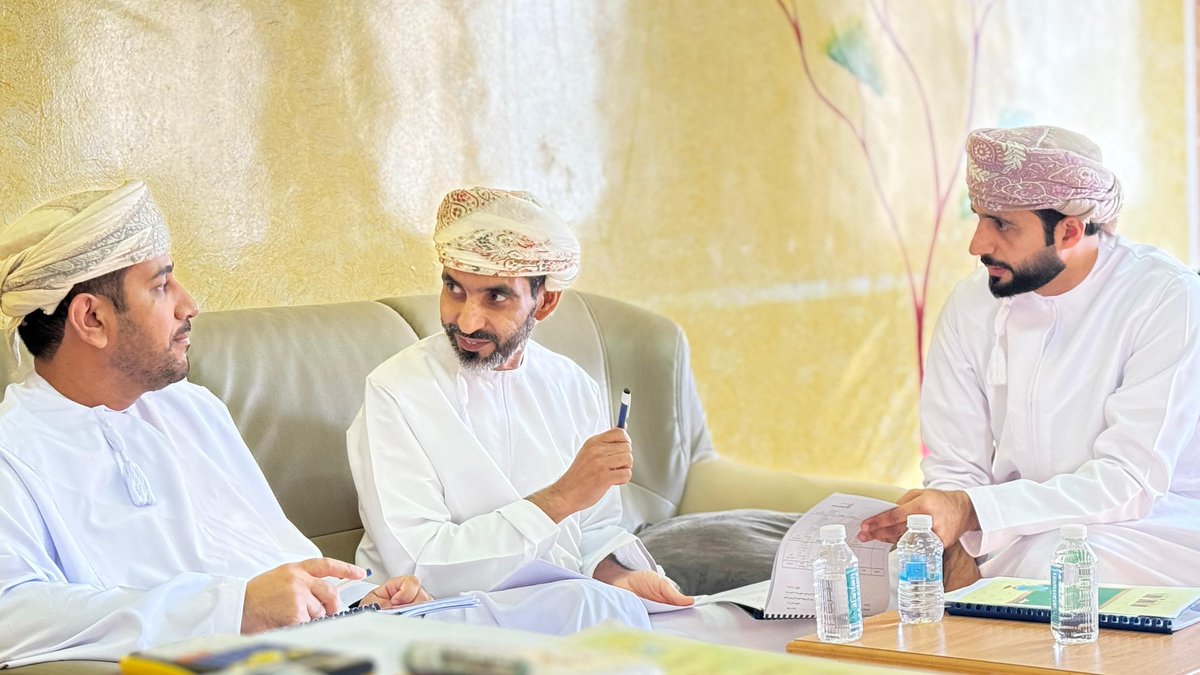 khamisalshaqsi1's tweet photo. حلقة نقاشية مع المعلم الأول عبدالله السعيدي من تقديم مشرفي الكيمياء الأستاذ فيصل السعيدي والأستاذ عثمان البلوشي ناقشا فيها المهام الأساسية للمعلم الأول
#فعاليات_تعليمية_شمال_الباطنة #تعلم_مستدام 
@AL_Ashraaaf https://t.co/HcL7ZrUEs8
