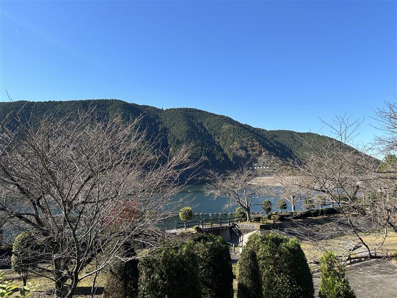 AdvanceTrigger's tweet photo. 出張先風景シリーズ
岐阜県にある阿木川（あぎかわ）ダムです。
紅葉も綺麗だったそうです。
＃カーボン工房
＃カーボン加工
#出張
＃今回は岐阜県
＃阿木川 https://t.co/WhGXOl8Tuu