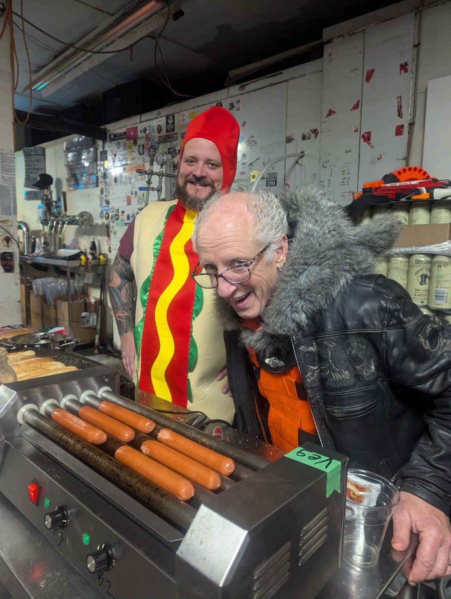 JINGLE DOGS 🌭

This Friday from 4pm to 8pm, join us at the brewery for some festive franks!

Chili dogs and veggies dogs will be served up alongside your favourite brews by some very friendly faces.