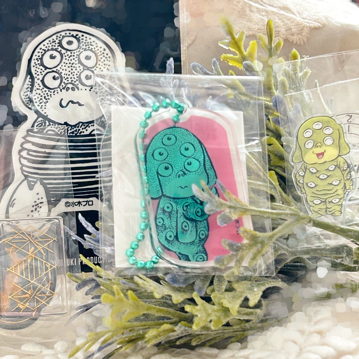 なぁさんが代行してくださって百目ちゃんキーホルダーゲット出来たんですよ!!!😭💞💞💞
結構前にいただいてたのに机の上が散らかりすぎて写真撮るスペースも作れなかったんだけどようやく…アクスタのにこにこ百目ちゃんとずっと欲しいな…ってしてたステッカー百目ちゃんも送ってくださって😭❣️ 