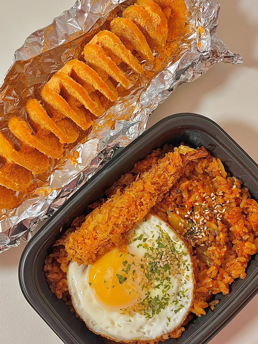 진짜 맛있는 김치볶음밥이랑 회오리감자 👍