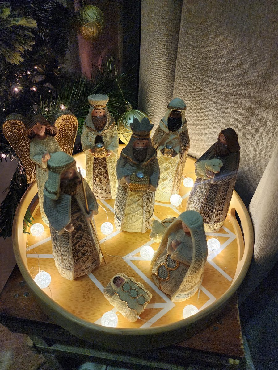 Jen_Serranoo's tweet photo. Navidad dorada 💛✨️ @Ale_Mugetsu https://t.co/6XvqjQAPCM