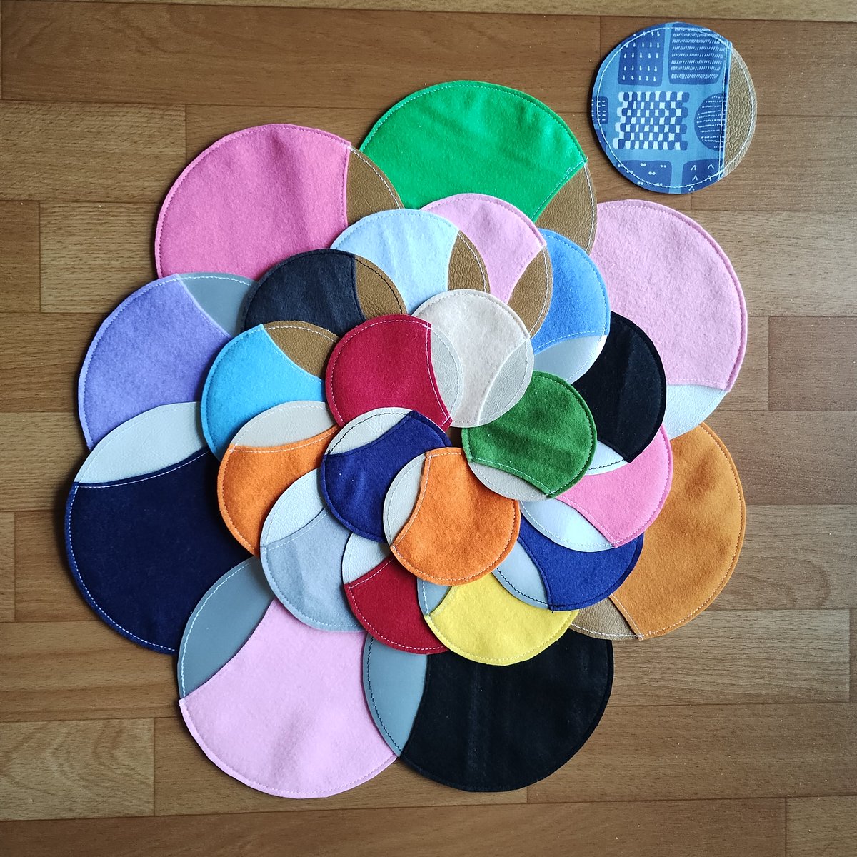 Y348299's tweet image. ケーブルケース？ますます増えた！😅

在庫のフェルトを使って前のも合わせて26枚😂
直径　約15cm、10cm、8cm

#手作り
#ケーブルケース
#思いつき