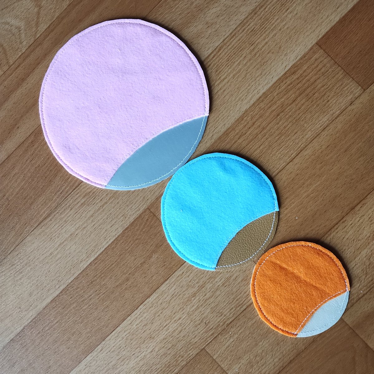 Y348299's tweet image. ケーブルケース？ますます増えた！😅

在庫のフェルトを使って前のも合わせて26枚😂
直径　約15cm、10cm、8cm

#手作り
#ケーブルケース
#思いつき