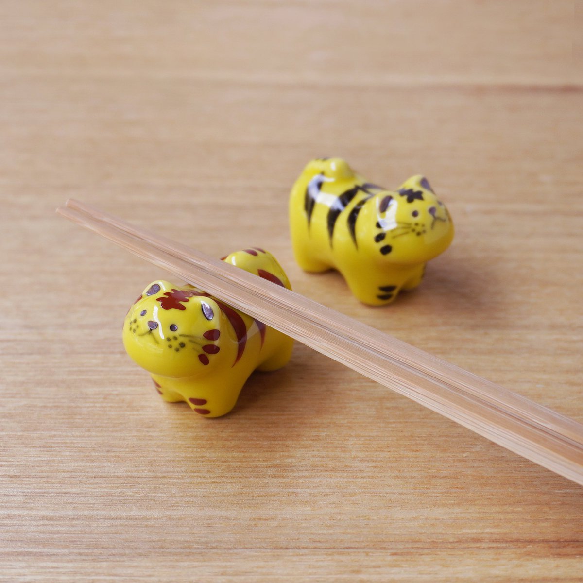 sennostore's tweet photo. 【干支・とら　箸置き】
十二支全て揃っています。
干支の箸置きは白磁に赤と青のペアがあり、お正月の飾りとしても◎

欠品していた来年の干支🐍巳（へび）の箸置きが再入荷いたしました。 https://t.co/4ys8jCXZKM