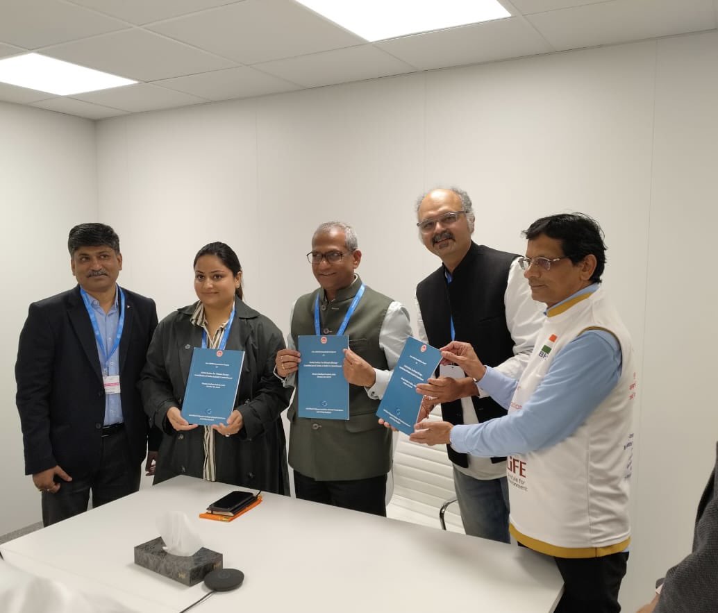 narmada_samagra's tweet image. Report of PreCoP29 event held at Bhopal was released by Shri. Naresh Gangwar, Additional Secretary, @moefcc during the recently held #CoP29 at Baku, Azerbaijan. Also, it was shared with Smt. Namita Prasad, Joint Secretary, #MoEFCC.