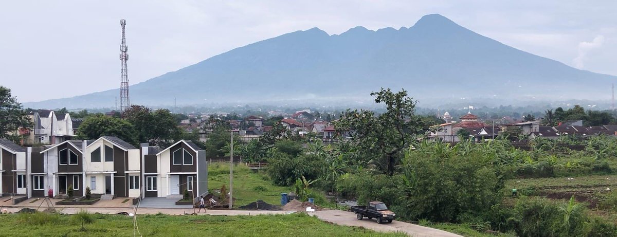 riadytea's tweet photo. Gaes , punya rumah di NUANSA ALAM CIOMAS RESIDENCE BOGOR serasa punya Villa, sejuk, ada gemericik air sungai dan View Gunung Salak. cuma bayar 3 juta aja lho..Free all in biaya2. angsuran KPR 2 jutaan. info  tlp/wa 0812 8406 6955 #tomoro #daruratmiliter  #prabowo #NIKEN #adab https://t.co/FYNLqhoHDh