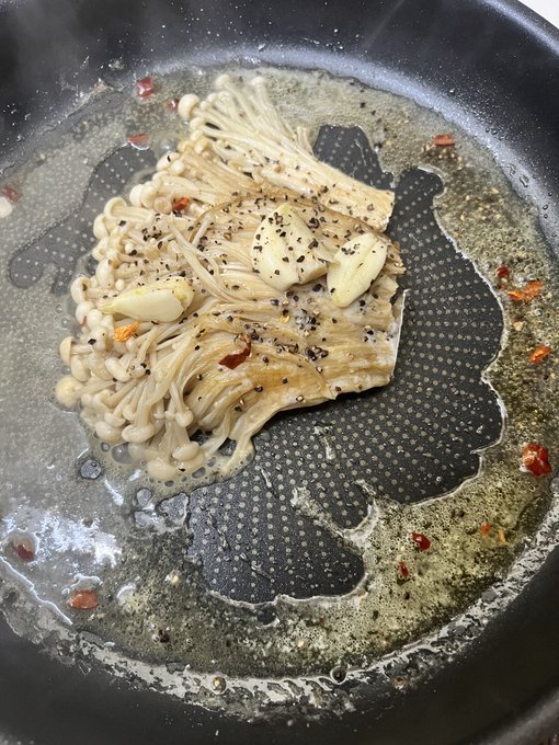 エノキのステーキを作った。
蒸し焼きはよろしくなかった。ぐでっとして食感悪い。シャキサク感を求めていたのに。

おろし玉ねぎソースに目玉乗せ 