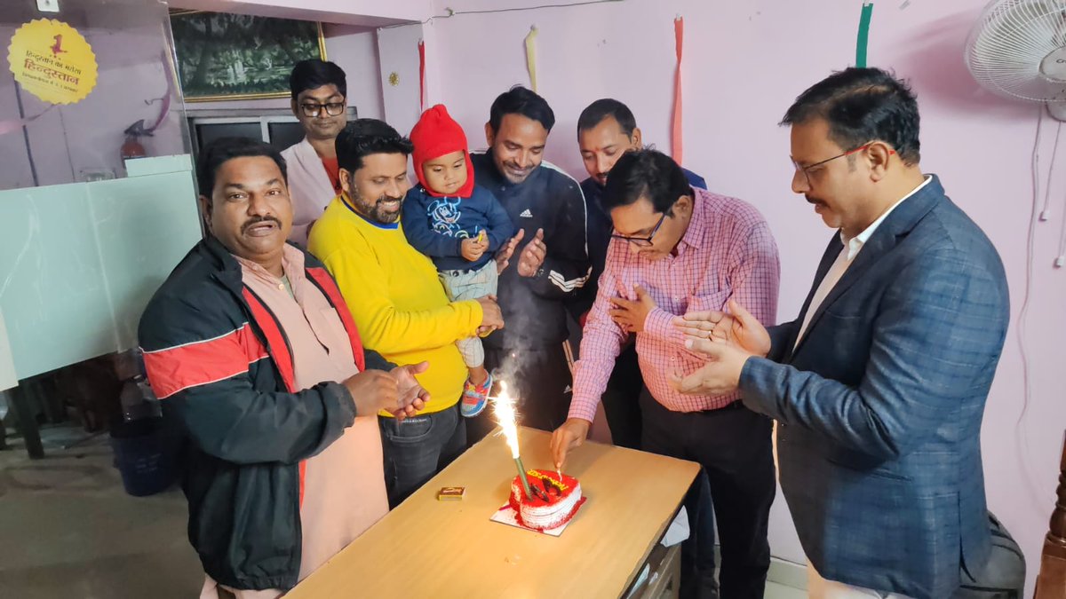 NJABHARAT's tweet photo. हमलोगों के अग्रज और मार्गदर्शक ,हिंदुस्तान अखबार के ब्यूरो चीफ आदरणीय नीरज पाठक सर के जन्मदिवस की हार्दिक शुभकामनाएं एवं बधाई

आप के ऊपर पृथ्वी भर, आकाश भर, जलभर भगवान भोलेनाथ का आशीर्वाद बना रहे,आप अपने कार्यक्षेत्र में उन्नति करे। @rakeshguptanja https://t.co/yLZlQ49GkV