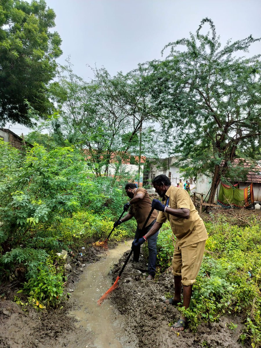 YuvaraajD's tweet photo. #விழுப்புரம் மாவட்டத்தில் #மழை  #வெள்ளத்தால் பாதிக்கப்பட்ட #விக்ரவாண்டி பேரூராட்சியில் திருக்கழுக்குன்றம் பேரூராட்சியில் இருந்து நிவாரண பணிகள் செய்ய 7 தூய்மை  பணியாளர்கள்  சென்று காற்றில் விழுந்த மரம் மற்றும் மழையினால் ஏற்ப்பட்ட சகதிகள் அப்புறப்படுத்தும் பணிகள்
@CMOTamilnadu https://t.co/liNJdO732S