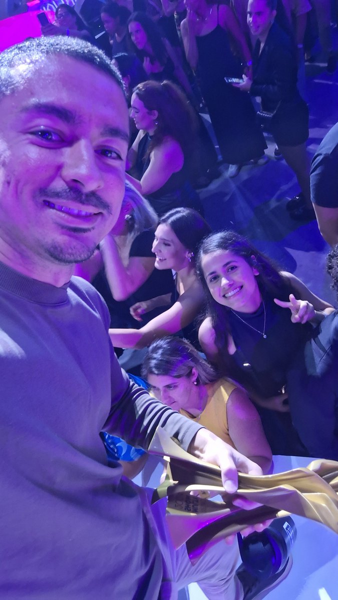 feelrosiee's tweet photo. Depois de tantos anos, rever a minha cantora favorita foi emocionante demais! Eu te amo muito @Anitta , graças ao 
@QGdaAnitta  realizei esse sonho, muito obrigada por proporcionarem isso, foi incrível
Estou sem palavras até agora! 🥹 https://t.co/ssL8WLMFSx