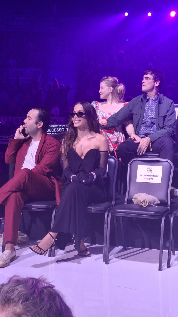 feelrosiee's tweet photo. Depois de tantos anos, rever a minha cantora favorita foi emocionante demais! Eu te amo muito @Anitta , graças ao 
@QGdaAnitta  realizei esse sonho, muito obrigada por proporcionarem isso, foi incrível
Estou sem palavras até agora! 🥹 https://t.co/ssL8WLMFSx