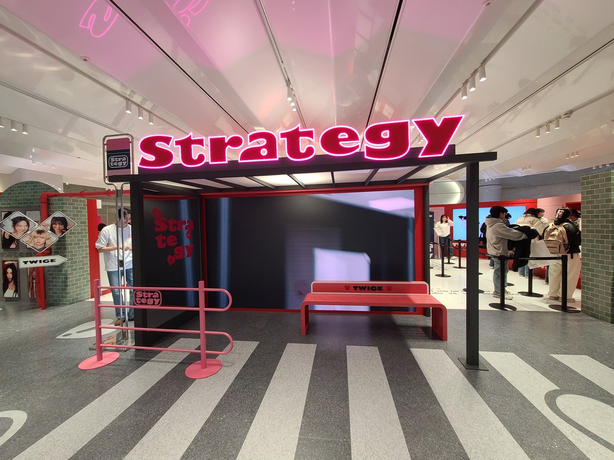 42dahyun's tweet photo. #TWICE #트와이스 #STRATEGY #TWICE_STRATEGY #TWICE_STRATEGY_POPUP
#트와이스팝업 #JYPSHOP #집샵
My STRATEGY is TWICE

팝업이 너무 예쁘게 꾸며져 있어서 애들 얼굴 찾아다니는 재미가 쏠쏠 https://t.co/tTNcuIpTu2