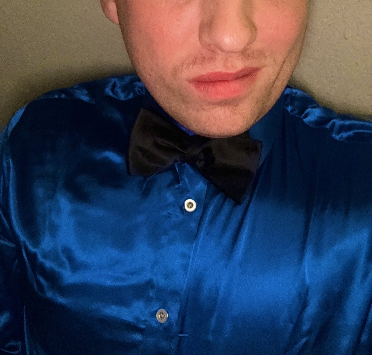shine_satin's tweet photo. Pairing new royal blue satin dress shirt with my self-tie black satin bow tie!!! Love a BIG bow tie!!

#satinshirt #satinbowtie #satintie #satinsuit #meninsatin #meninsuit #satinfetish #suitfetish #gaysatin #maninsatin #bowtie #bigknot #highcollar https://t.co/N4ZdoIWDOp