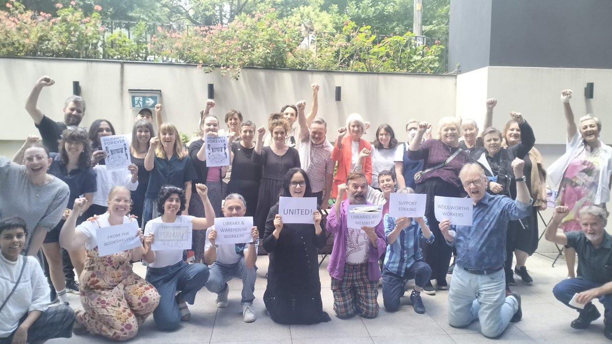ASU members at the City of Port Phillip library services show solidarity with the striking workers at <a href="/woolworths/">Woolworths</a> and offer their support for fair pay and conditions