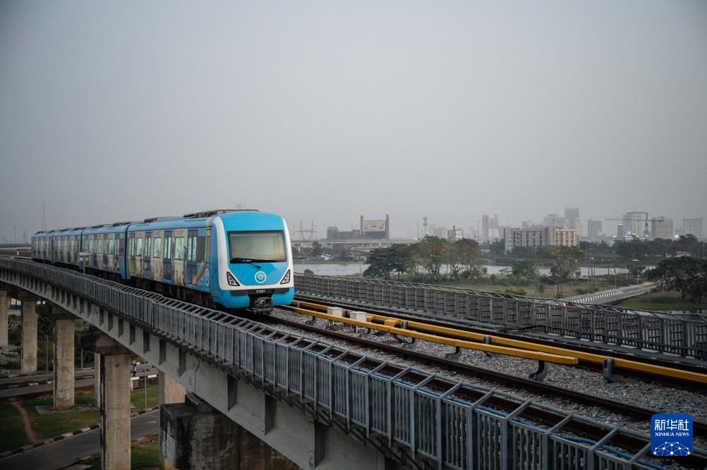 PDChina's tweet image. Take a look at the daily operation of the first phase of the Chinese-built Lagos Rail Mass Transit Blue Line corridor project in #Nigeria, the first electrified railroad and cross-sea #lightrail project in #WestAfrica. Spanning 13 km and covering five stations, this line kicked