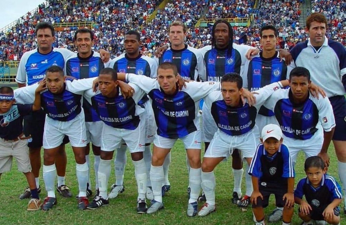 cantogoles's tweet photo. A los nuevos dueños;

Sepan que muchos nos fuimos, pero dolientes en Guayana sobran.

Que nos mudamos a Venalum y llenamos. Volvimos al CTE y también, pero que de nuestra boca siempre escucharán que a casa se le dice “Cachamay.”

Sepan que tenemos historia y que somos La Pandilla del Sur.

Que recordamos a nuestros ídolos… en la cancha y fuera de ella. 

Sepan que el activo más importante es el talento guayanés. Hoy más que nunca, necesitado de cuidado. Cuídenlo.

Que tienen que pagar cada deuda. Que el éxito financiero solo llega con el de la cancha.

Sepan que somos el recuerdo del Lagarto rompiendo récords. La magia de un zurdo de Unare. El descaro de Cari Cari y los regates de Columba. La pareja Cardarelli - Moreno y el talento de Pelecito. El amor propio del Flaco Aranda, Upata Díaz, Dickson, Domingo y Chupi Chupi Carneiro. La entrega de Chará y Chapu Sánchez. La salida de Duno y los tiros libres de Parra. La eternidad de Vallenilla y la irrupción de Machís. Somos los goles de Blanco que queremos volver a gritar.

Somos el equipo del hierro…

En sus manos tienen el corazón negriazul. El escudo que va a revivir y no puede volver a morir. 

Que el resurgir de Mineros sea también el de Guayana.