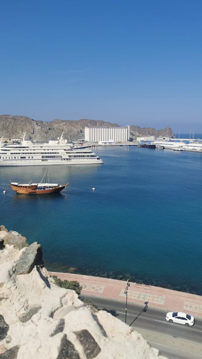 الأدب يستر قليل العلم
والعلم لا يستر قليل الأدب
وفقدهما معاً عراء وجمعهما ثراء.