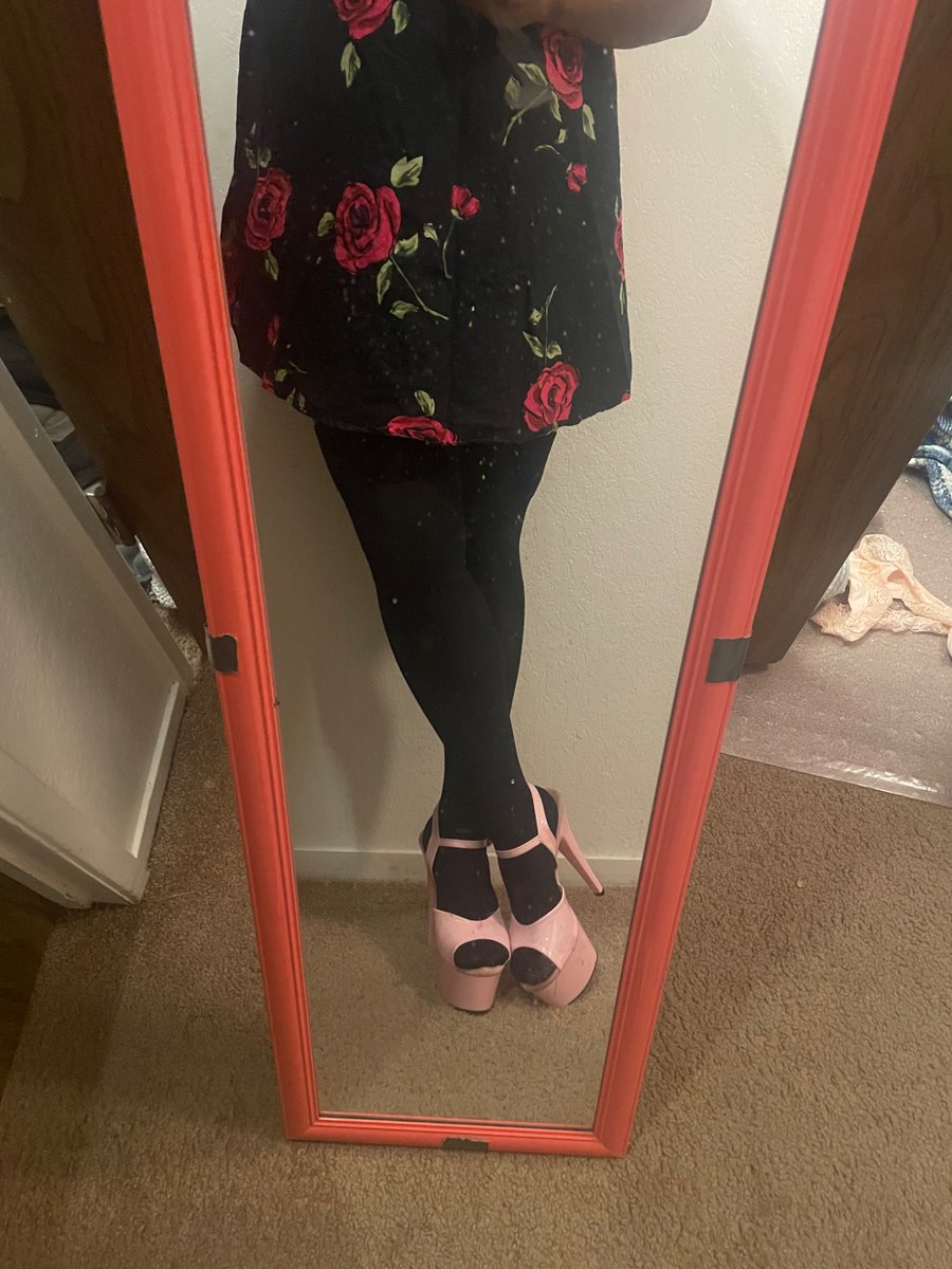 chustesissy's tweet photo. “Straight” men begging to send to me is funny 😂 😂

#findom #paypig https://t.co/HBZOApwAhQ