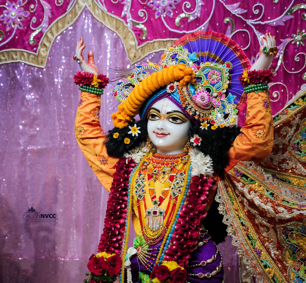 ISKCONPune's tweet photo. 🙏🏽Today's Darshan 📿 🗓04-12-2024🙏
🌷Sri Sri Gaur Nitai🌷
🚩@ISKCONNVCCPune🚩
.
.
#ISKCONNVCC #ISKCONPune #ISKCONNVCCPune #ISKCON
#4thdecember #4thdecember2024 #Wednesday
#Harinaamsankirtan #Radheshyamdas #Radheradhe
#Sankirtan #Kirtan #Vrindavan #Mayapur #Prabhupada
#GVE https://t.co/q8iuA0R5Oj