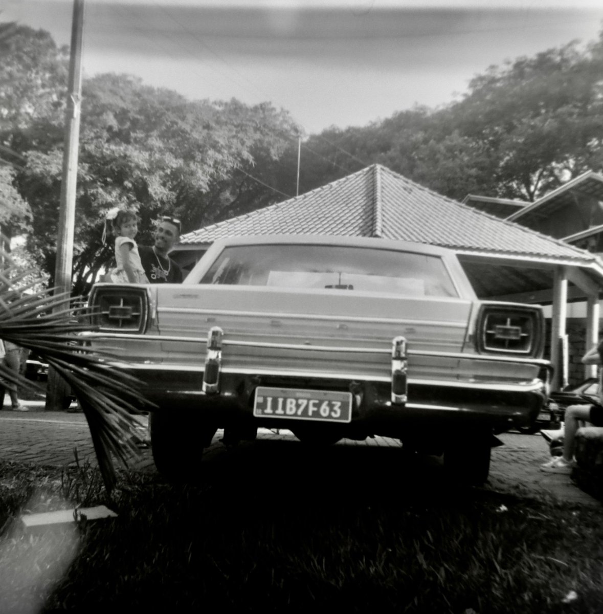 Alexcapontes's tweet photo. Exposição de Carros antigos na Praça da Família em Telêmaco Borba. Nov/24 Fotografias com câmera analógica Agfa Ventura e filme BW Holga 400.
#agfaventura66 #holga400 #bw #musclecars #oldcars #telemacoborba #praçadafamília #d76 #homedeveloped #6x6 #filmisnotdead https://t.co/KUfX73T8Tk