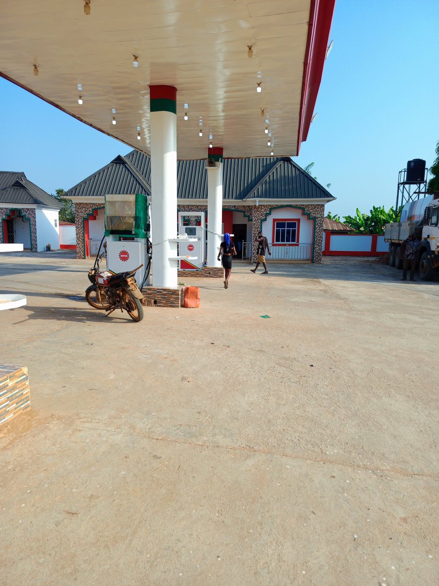itzkingAY's tweet photo. @sowore @officialEFCC @nipcoplc in akure branch they are collecting transfers charges worth of ₦150 from customer buying fuel which the fuel cost to buy for the citizen https://t.co/oNHVZYZ4FK