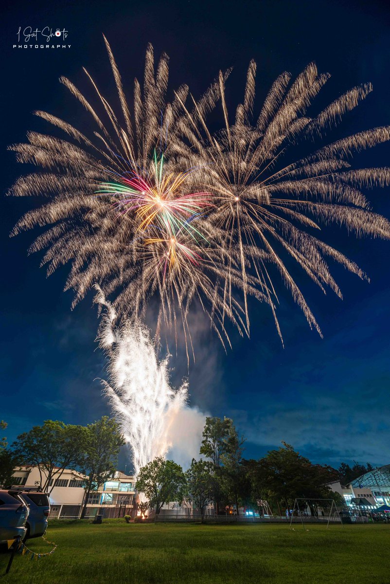 Gateru's tweet image. Lighting up the Nairobi skies! ✨ These vibrant fireworks painted the night with magic and color, reminding us of the beauty in every celebration. #NairobiNights #FireworksPhotography #KenyanVibes #igatshots