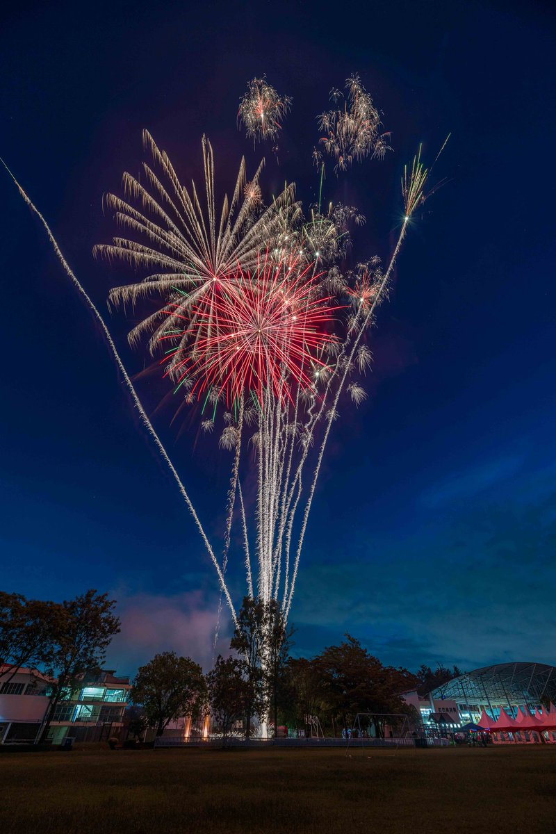 Gateru's tweet image. Lighting up the Nairobi skies! ✨ These vibrant fireworks painted the night with magic and color, reminding us of the beauty in every celebration. #NairobiNights #FireworksPhotography #KenyanVibes #igatshots
