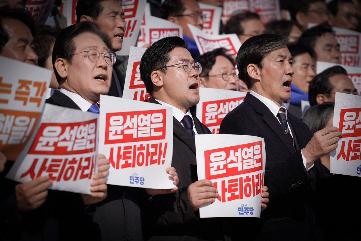 ALchandae's tweet photo. <비상시국대회>

윤석열이 제정신이 아닙니다. 판단력도 상황인식도 정상이 아닙니다. 단 일분, 일초도 대통령의 직무를 수행해선 안 될 정도로, 심각하게 비정상적인 상태라는 사실이 확인됐습니다.

한밤중에 기습적으로 비상계엄 선포가 행해졌습니다. 경찰이 국회를 봉쇄하고, 중무장한 계엄군이 국회로 난입했습니다. 2024년 우리 대한민국에서 이런 일이 벌어졌다는 사실이 아직도 믿기지 않습니다. 참담하고, 참담하고 또 참담합니다.

비상계엄 선포는 절차와 내용 모두 ‘헌법위반’, ‘법률위반’으로 ‘탄핵’사유입니다. 무장한 군인과 경찰들이 국회의원들의 국회 출입을 막고 난입함으로써, 국헌문란의 내란죄를 완성하였습니다.

윤석열은 우리 형법에서 규정한 내란의 우두머리입니다. 내란의 우두머리 윤석열은 즉각 대통령직에서 물러나야 합니다. 수사기관은 내란의 우두머리, 윤석열을 직접, 즉각 수사해야 합니다. 헌법을 파괴하고 민주주의를 겁박한 윤석열은 반드시 단죄되어야 합니다.

하룻밤사이 나라 경제가 출렁이고 국격이 땅에 떨어졌습니다. 민주주의 모범국가 대한민국의 위상이 불과 몇 시간 만에 추락했습니다. 국민께서 느끼셨을 당혹감과 수치심을 어떻게 회복할 수 있겠습니까.

국민의힘 의원들에게 묻습니다.
대통령이 탈당하면 해결될 문제입니까? 한밤의 해프닝으로 치부할 사안입니까?

우리가 밤새 목격한 것은 헌정질서를 파괴하는 반국가세력의 준동입니다. 민주주의와 헌��질서를 파괴하는 행위를 어떻게 묵과할 수 있겠습니까. 국민의 안위��� 나라의 존망이 걸린 중차대한 문제인데, 어찌 진영논리를 앞세우고 정치적 유불리를 따질 수 있습니까.

국민의힘 의원들은 분노한 국민의 목소리에 귀를 기울이십시오. 가슴 밑바닥에서부터 올라오는 양심의 소리에 귀를 기울이십시오.

윤석열은 지금 당장 물러나야 합니다. 윤석열이 대통령의 자리에 앉아 있는 것은 국민 모두에게 불행입니다. 한시라도 빨리 대통령 직무에서 손 떼는 것이 국민과 나라가 사는 길입니다.

국민의힘에도 양심과 상식을 가진 의원들이 있을 것이라 믿습니다. 국민을 위하고 나라를 살리는 길에 동참을 촉구하고 또 호소합니다. 국민을 대표하는 입법부의 일원으로서, 주권자인 국민의 명령을 외면하지 말아주십시오.

역사와 국민 앞에 죄를 짓지 말아주십시오. 담벼락에 소리치는 심정으로, 용기를 내어 행동해주십시오. 내란의 ���범이 아니라 민주주의와 헌정질서 수호의 주역으로 나서주십시오. 그것이 국민에 대한 도리이자, 나라의 미래를 책임지는 정치인의 자세입니다.

우리 민주당은, 국민과 함께 물러섬 없이 싸우겠습니다. 민주주의와 헌정질서를 지키기 위해 끝까지 싸우겠습니다.

역사 앞에 책임을 다하겠습니다. 

감사합니다.