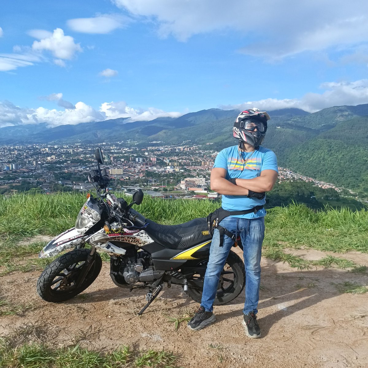 KenTeloCanta's tweet photo. Escalando montañas en el Tx200 
#biker #bikerlife #motovida #Viajes #motociclista https://t.co/l2IYONYPAb
