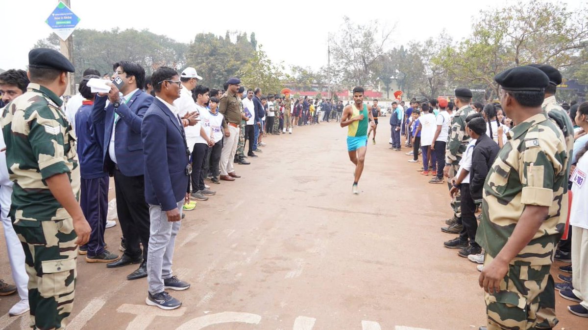 KraetalyMedia's tweet photo. On the occasion of #60thBSFRaisingDay, #BSFChhattisgarh organized an inspiring marathon in #Chhattisgarh.
The local youth participated in it with great enthusiasm.🇮🇳
#RunWithBSF #IndianNavyDay #earthquake #GoldenTemple #SprightAgroImpact https://t.co/L7gPPbiIcH
