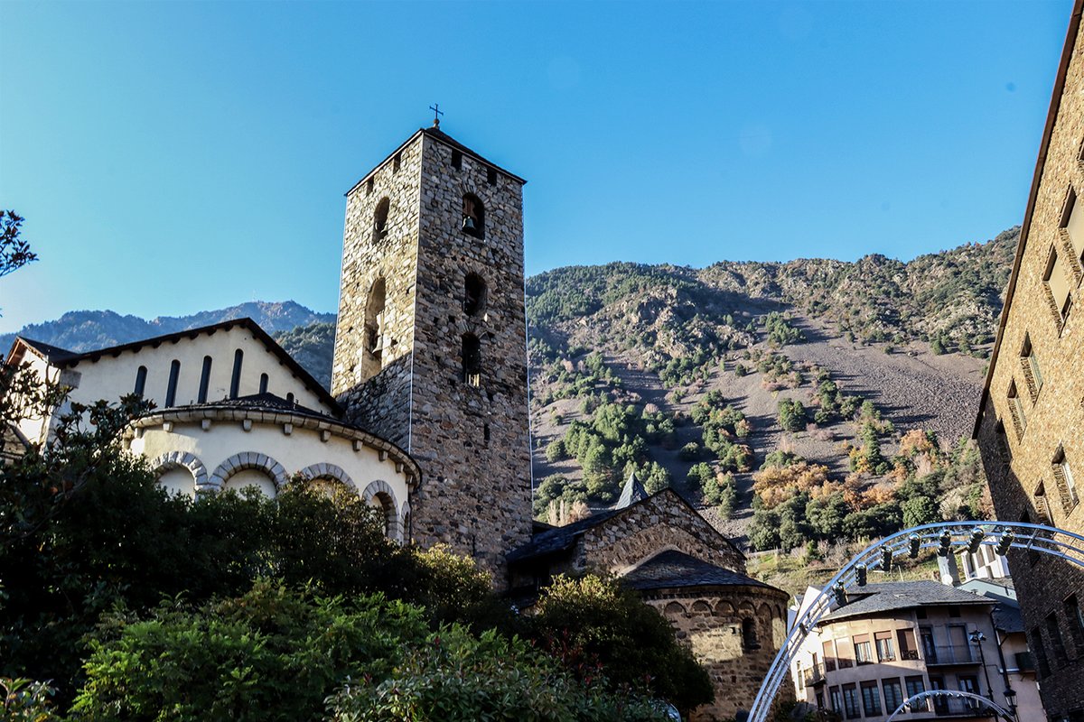 #HABITATGE | Pirineu gentrificat: on el turisme i les segones residències devoren el mercat de l'habitatge directa.cat/pirineu-gentri… Un reportatge sobre terreny de <a href="/JuliaMas10/">Júlia Mas</a>