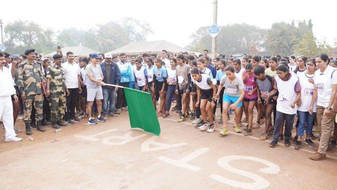mahila_bsf's tweet photo. On the occasion of #60thBSFRaisingDay, #BSFChhattisgarh organized an inspiring marathon at Jayanti Stadium, Bhilai. A perfect blend of sportsmanship and patriotism, strengthening the bond between the #BSF & the local community.
#RunWithBSF #TejRan #AlluArjun𓃵
#Pushpa2 #ChumVeer https://t.co/5BDn6nftVz