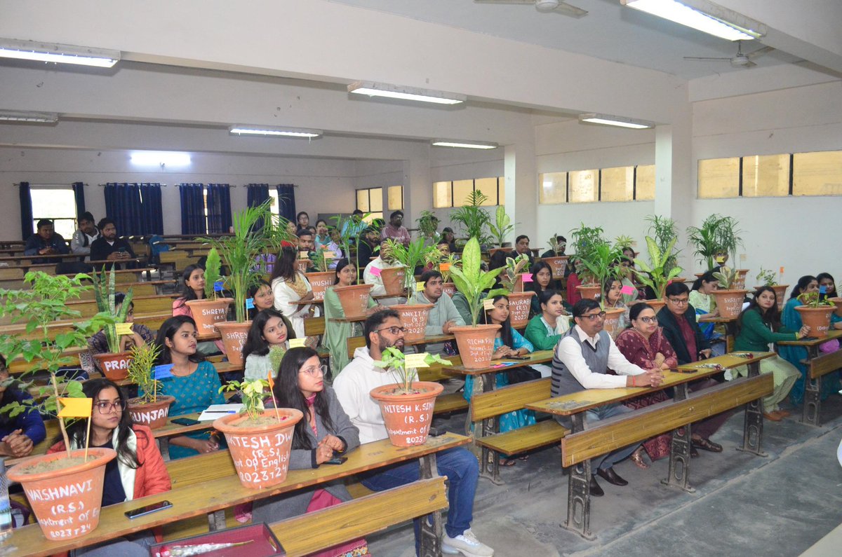 NagarNigamGkp's tweet image. ULB Code-801160 | #स्वच्छ_गोरखपुर:
पर्यावरण संरक्षण की ओर एक प्रेरणादायक पहल:
दीन दयाल उपाध्याय विश्वविद्यालय के अंग्रेज़ी विभाग ने ब्रांड एम्बेसडर प्रोफेसर @ajayshukla2020 के नेतृत्व में #MyCampus #MyPride #MyResponsibility अभियान की शुरुआत की।
@DDUGU_Official @SBM_UP
भाग 1/2👇