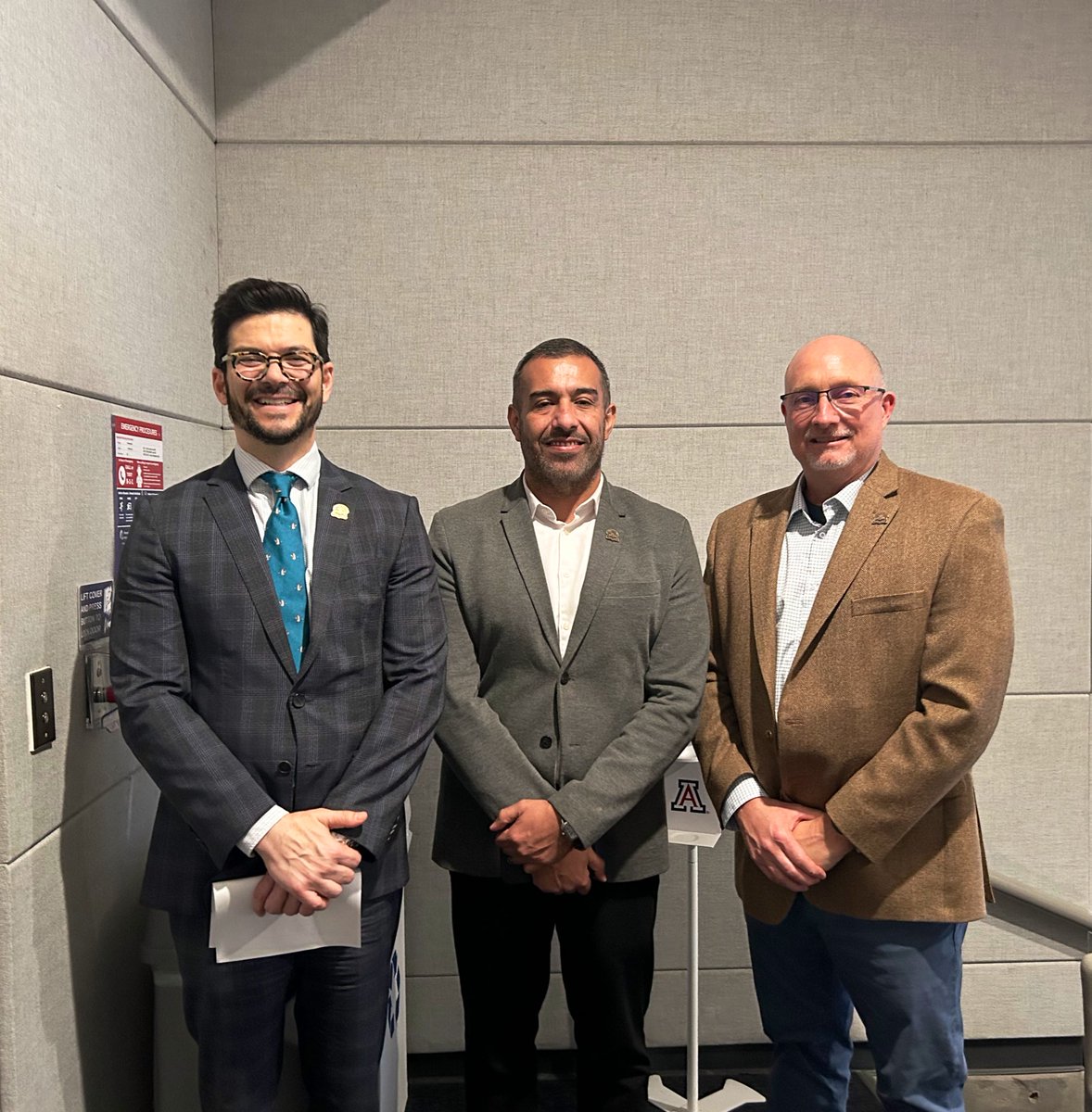 ConsulMexTuc's tweet image. Con gusto acompañamos a los graduantes 🎓del programa de Certificación de Negocios de @UArizonaEller 📊 #Fall2024

El Cónsul @barcelodurazo dirigió unas palabras sobre la interconexión de las vidas biculturales y la importancia del emprendimiento 🇲🇽🇺🇸

¡En hora buena!🎉🙌🏻