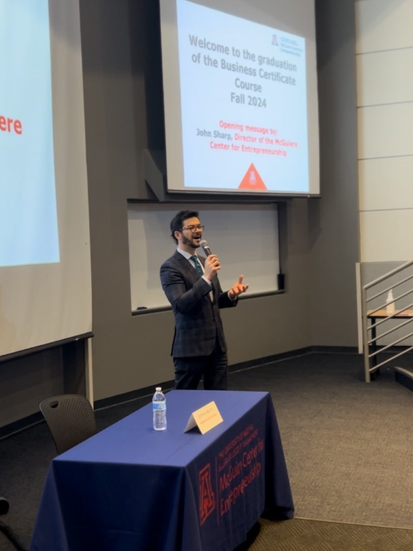 ConsulMexTuc's tweet image. Con gusto acompañamos a los graduantes 🎓del programa de Certificación de Negocios de @UArizonaEller 📊 #Fall2024

El Cónsul @barcelodurazo dirigió unas palabras sobre la interconexión de las vidas biculturales y la importancia del emprendimiento 🇲🇽🇺🇸

¡En hora buena!🎉🙌🏻