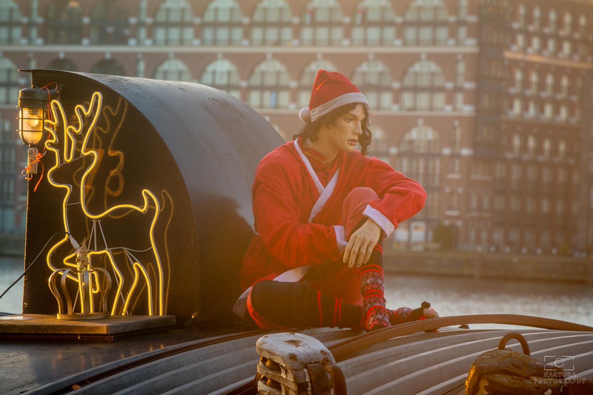 E_van_den_Ham's tweet photo. Op #Dag4 van de #Foto_Adventskalender is rood de kleur van jouw foto ๐
๐ท#DecemberRood #DecemberRed
Santa and his helpers in #Amsterdam https://t.co/wDnKW152AF