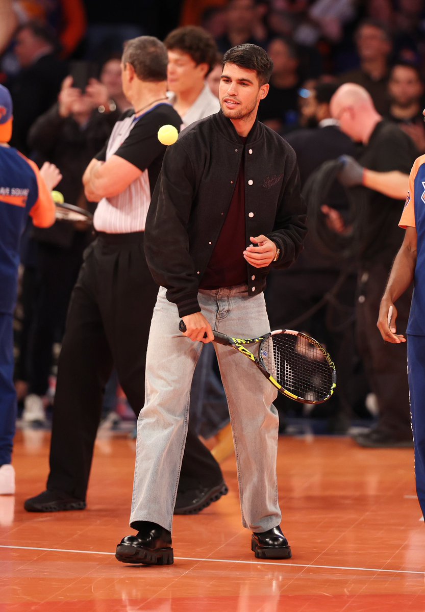 👋😍 <a href="/carlosalcaraz/">Carlos Alcaraz</a> 

Noche de COPA en el Madison Square Garden con un invitado muy especial 🎾🏀

#EmiratesNBACup