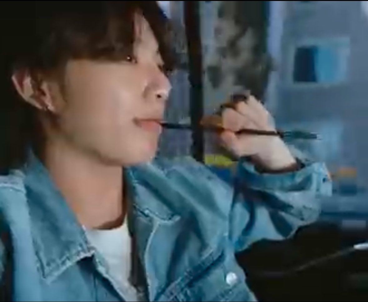 dulcetbangtan's tweet photo. practising vocals with straw since baby days 🥰

secret to his golden voice 🤩
#jungkook #정국 https://t.co/1og7DQl7zK