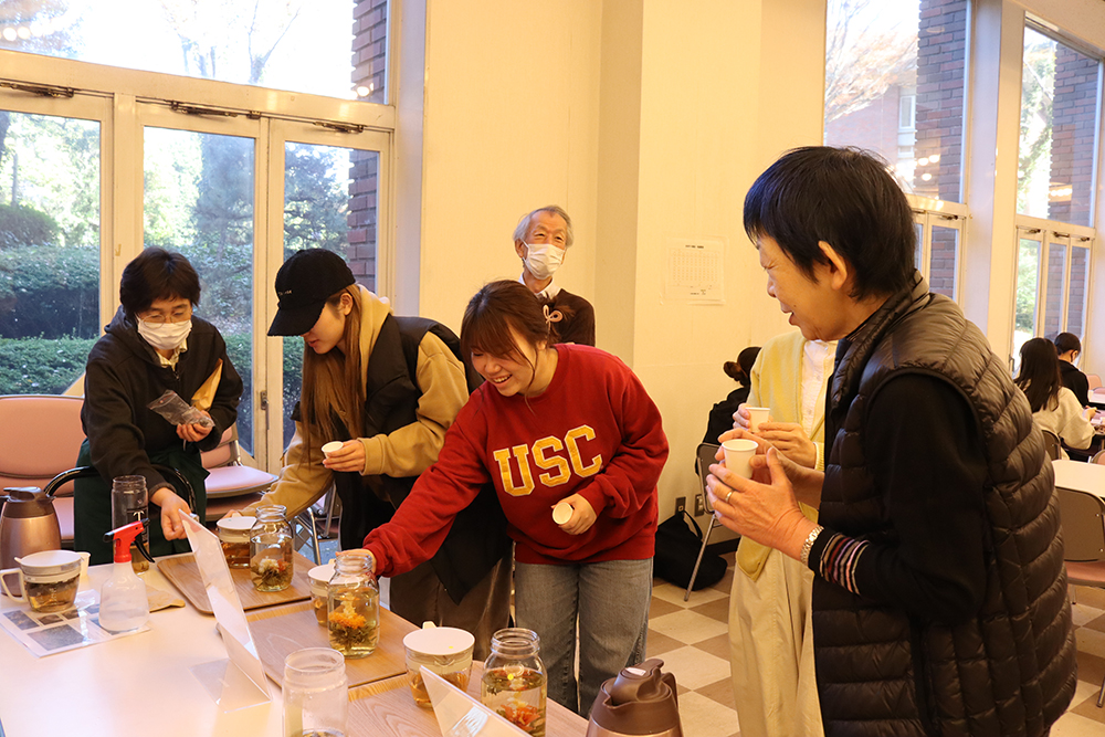 shizu_kendai's tweet photo. 12月の「Tea Cafe」は、見た目も美しい工芸茶でした✨
昼休みのひととき、学生たちは珍しいお茶を愉しみました。

#静岡県立大　#teacafe https://t.co/deJnZkVh9R