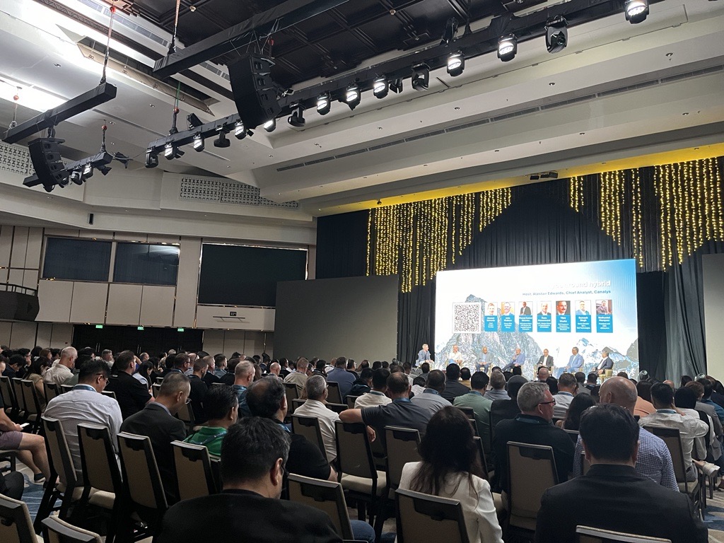 Canalys's tweet image. "Hybrid complexity drives opportunity" - this was the core theme explored by Expert Hub: "The hype around hybrid" at the #CanalysForums2024 APAC.
Read panelist insights and quotes: linkedin.com/feed/update/ur…